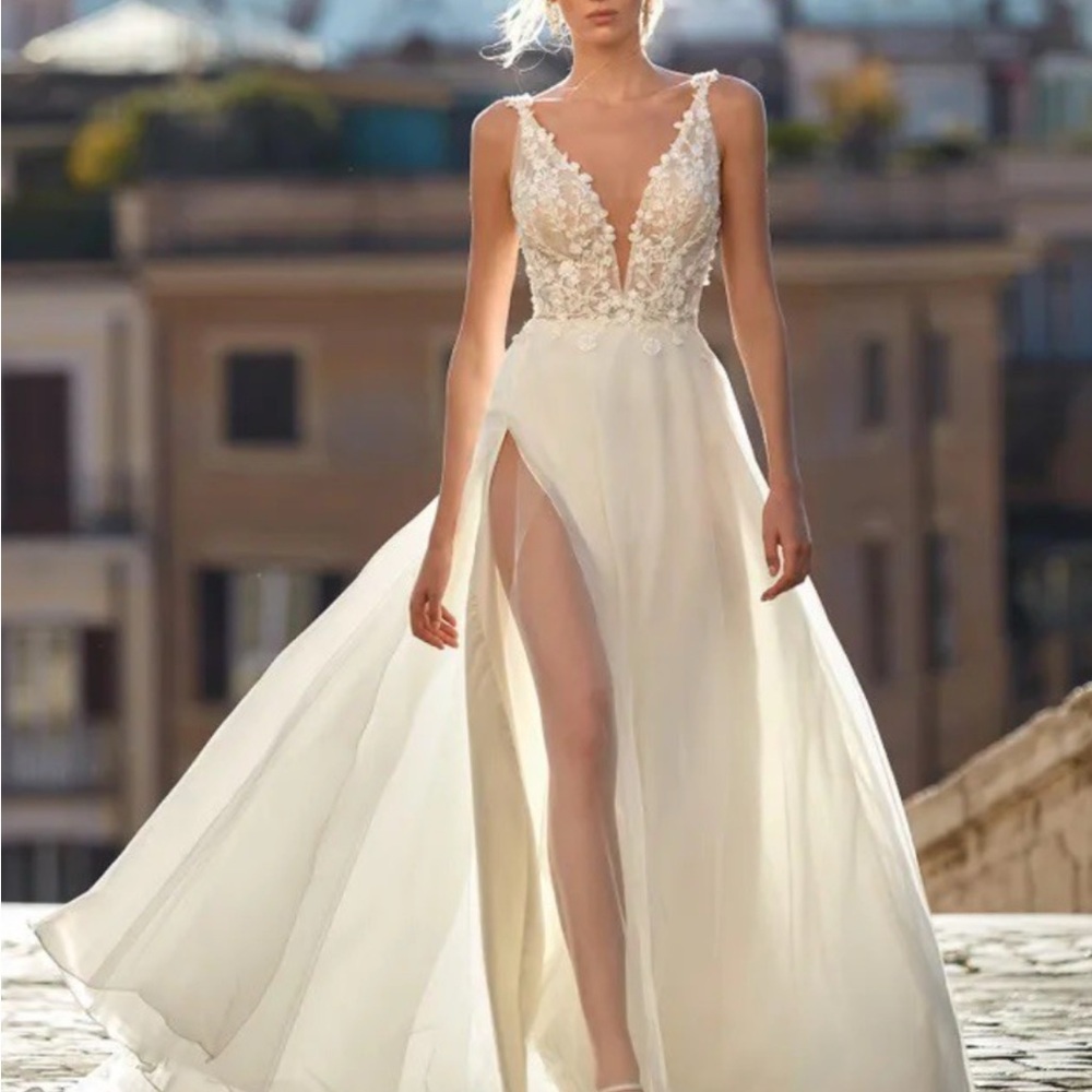 Elegant Cream Lace Evening Gown